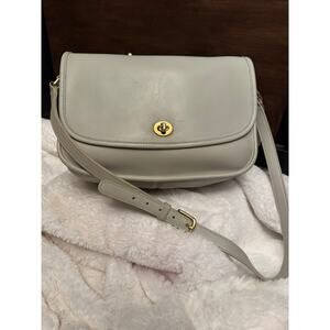 Excellent condition bone vintage city coach bag